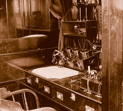 The radio room of the ocean-going tug 'Roode Zee' in 1912.