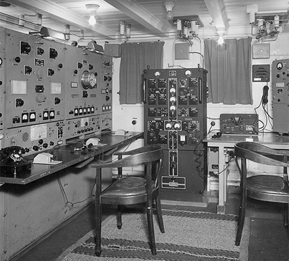 The radio room of the 'Willem Barentsz' is part of a large order including radar. The whalers are equipped with radio telephony and direction finders.